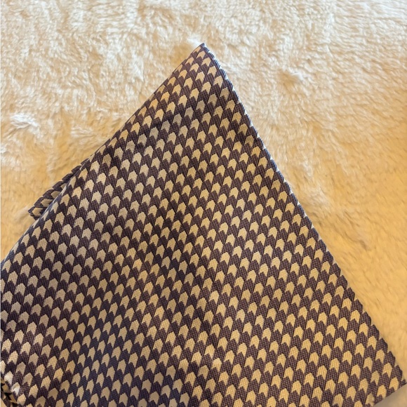 Giorgio Arman Stylish Geometric Patterned Scarf - Picture 4 of 9